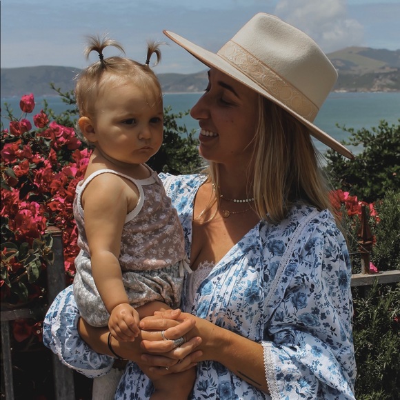 Meet your Posher, Amanda - Picture 3 of 5